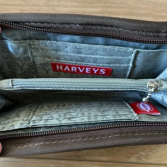 Harvey’s Classic Brown Wallet - Picture 4 of 4